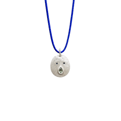 Médaille Tronche Paula en Argent mat et martelé avec bouche saphir vert poire et yeux saphirs bleus