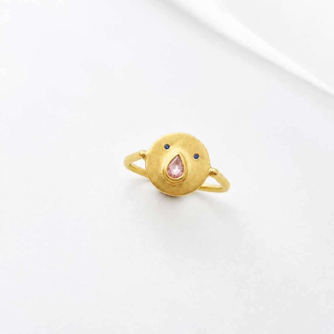 Bague Tronche Paula en Vermeil, son Saphir Rose pour la bouche, et Saphirs bleus pour les yeux